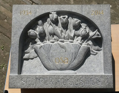 878091 Afbeelding van de lantaarnconsole die de Utrechtse beeldhouwer Koos Boomsma gemaakt heeft ter gelegenheid van ...